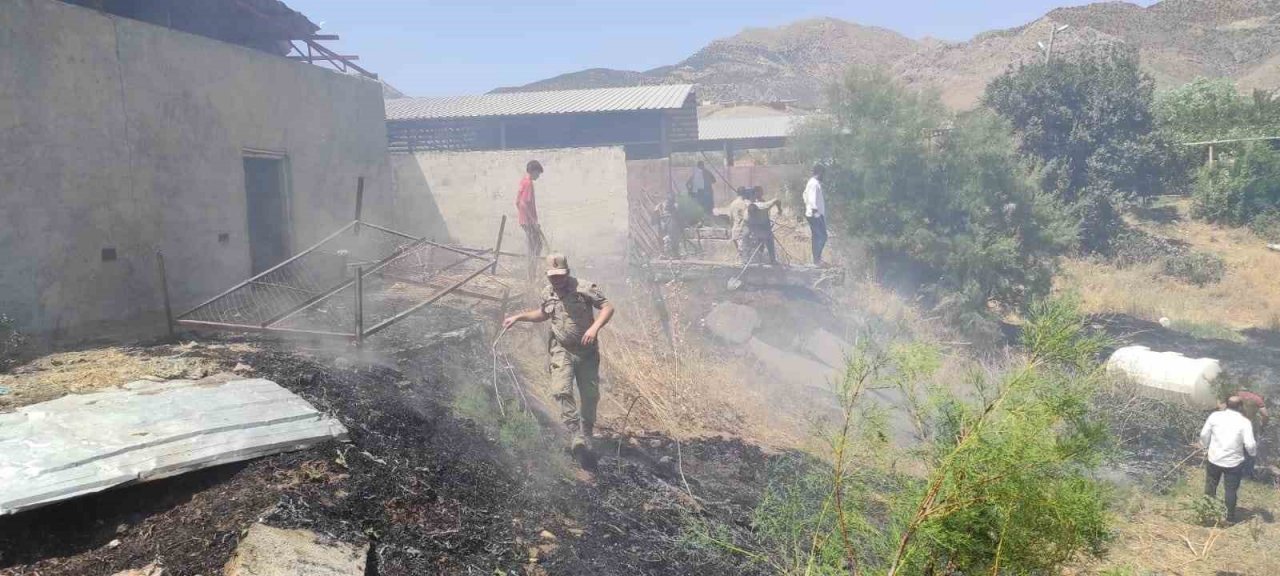 Sason’da başlayan yangın evlere metreler kala söndürüldü