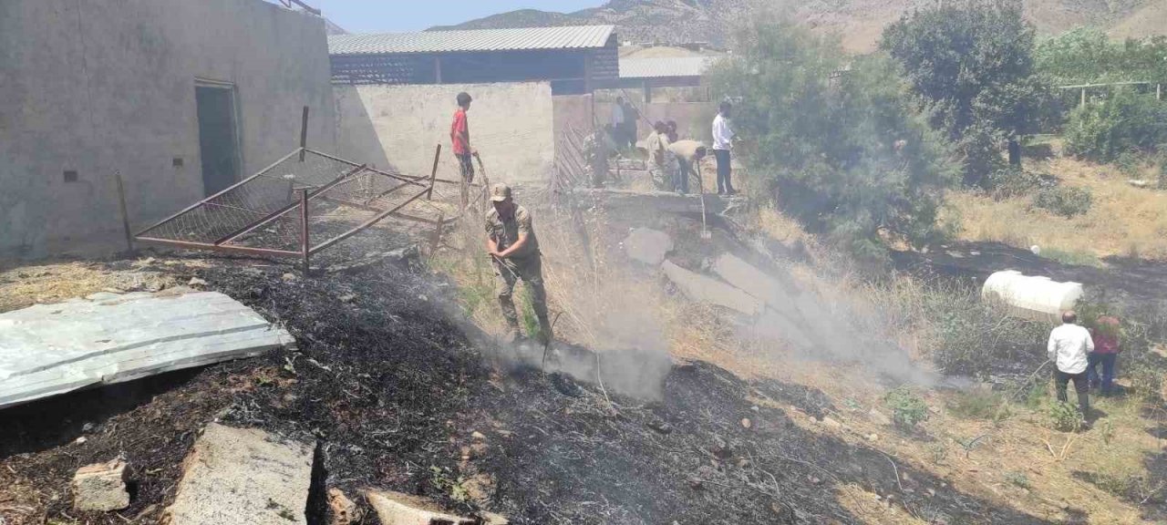 Sason’da başlayan yangın evlere metreler kala söndürüldü