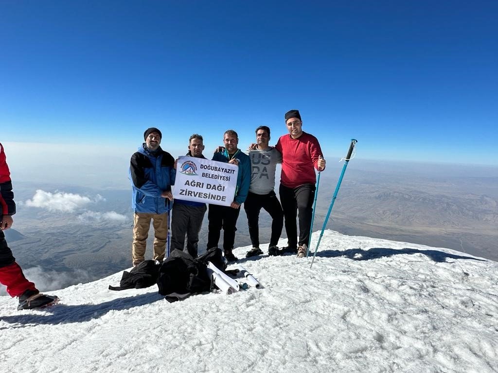 Belediye personellerinden Ağrı Dağı zirvesi
