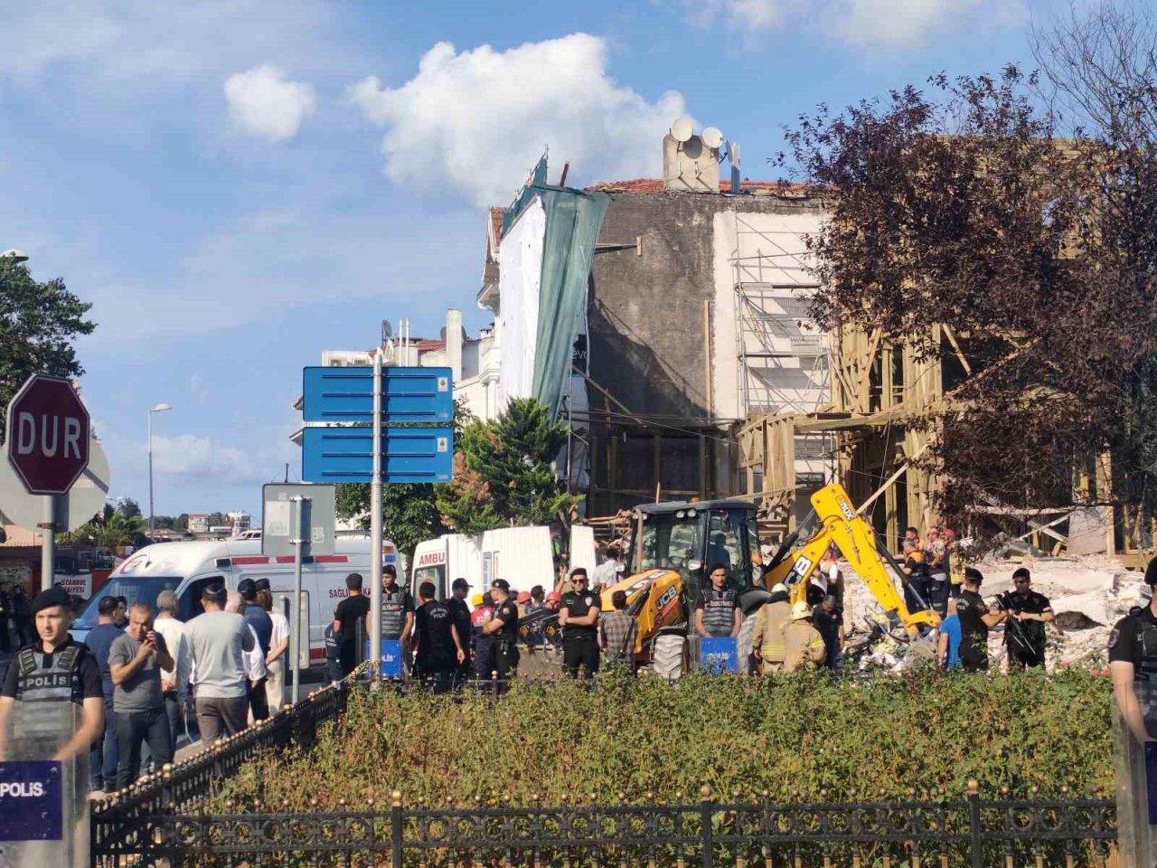 Beşiktaş’ta restorasyon yapılan binadaki çökme