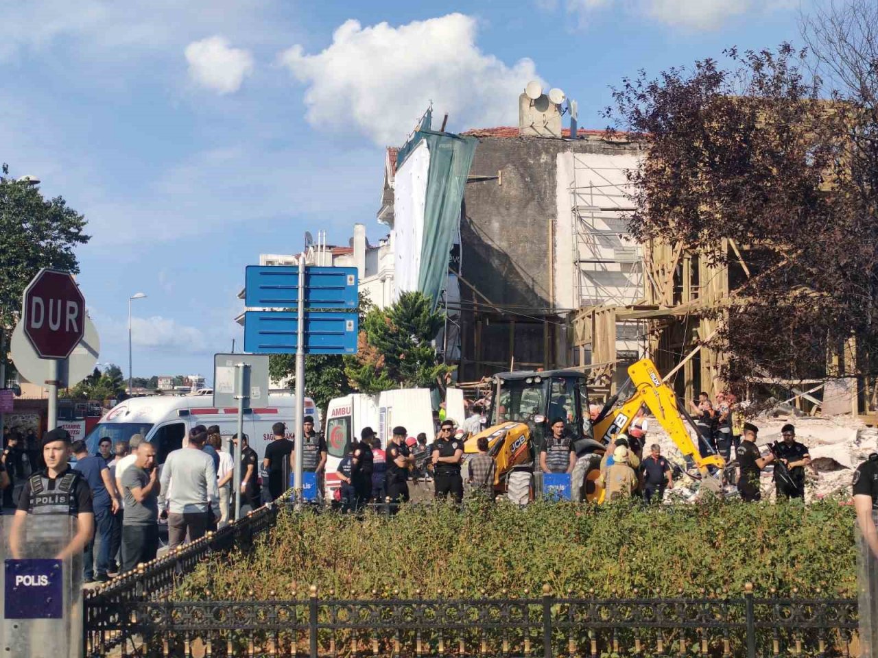 Beşiktaş’ta restorasyon yapılan binadaki çökme