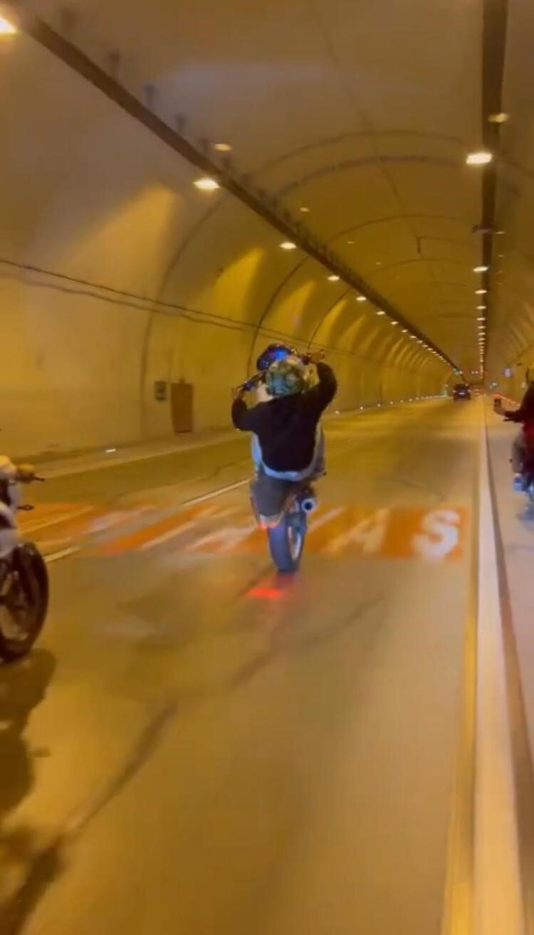 Tünelde motosikletle tek teker giden maganda kamerada