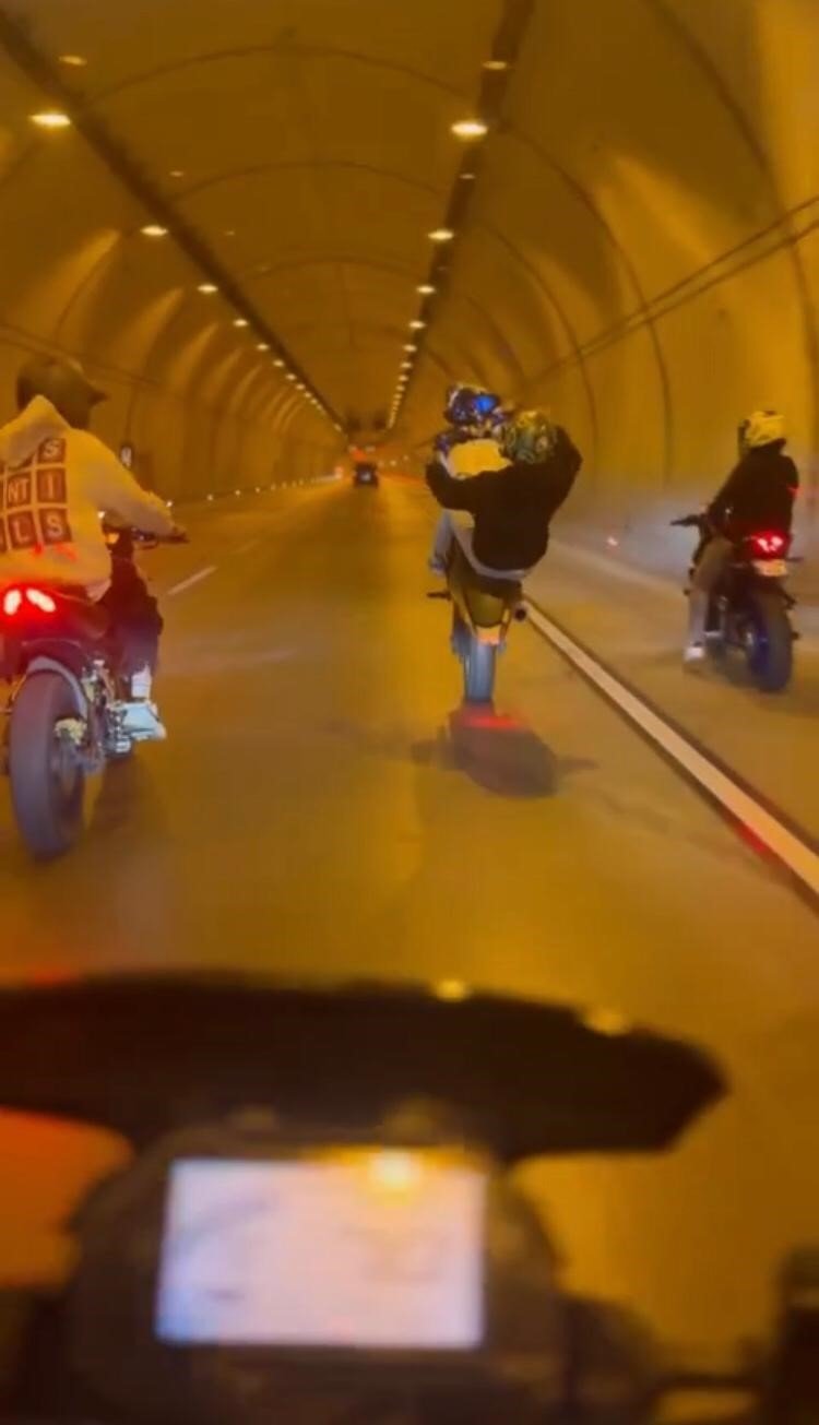 Tünelde motosikletle tek teker giden maganda kamerada