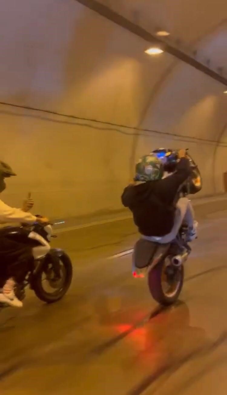 Tünelde motosikletle tek teker giden maganda kamerada