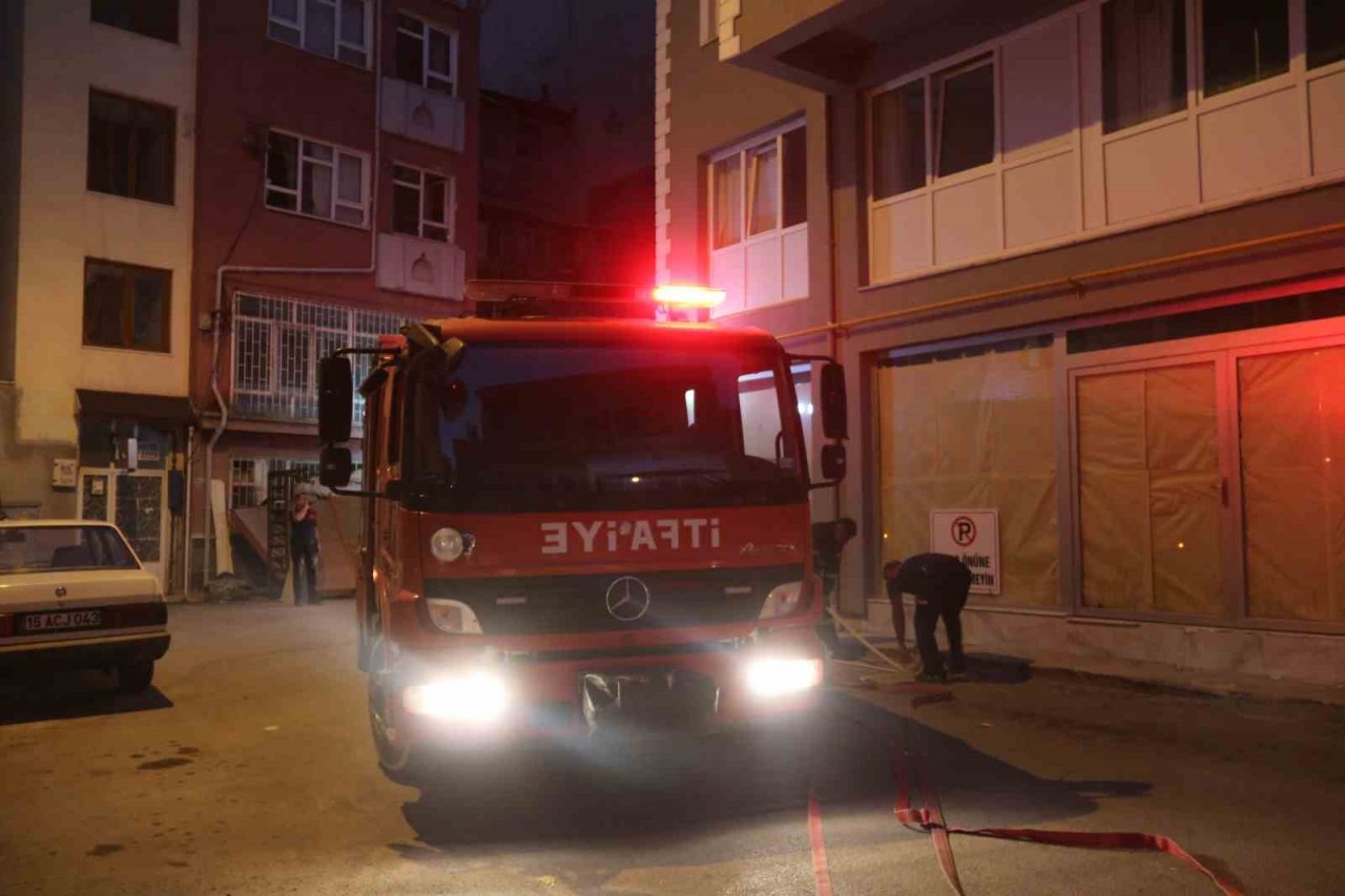 Burdur’da ocakta unutulan yemek evi yakıyordu, 2 kişi dumandan etkilendi