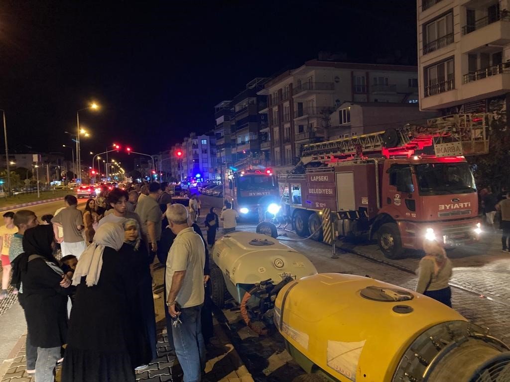 Lapseki’de 5 katlı apartmanda yangın paniği