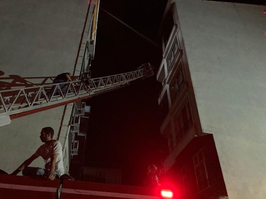 Lapseki’de 5 katlı apartmanda yangın paniği