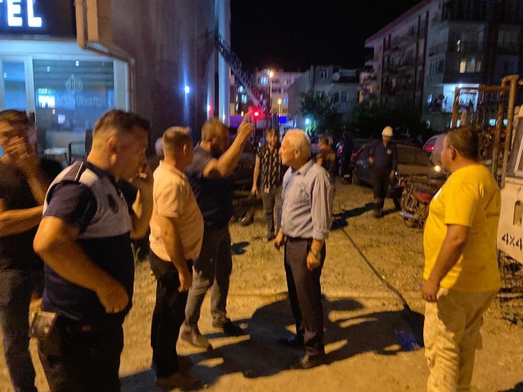 Lapseki’de 5 katlı apartmanda yangın paniği