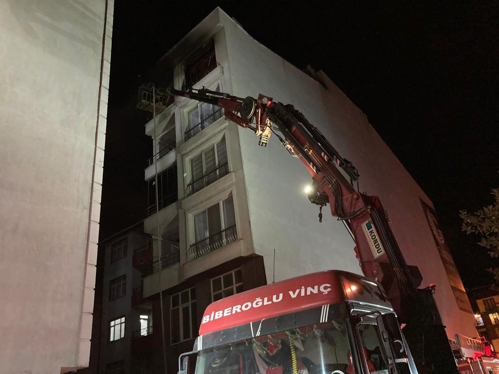 Lapseki’de 5 katlı apartmanda yangın paniği