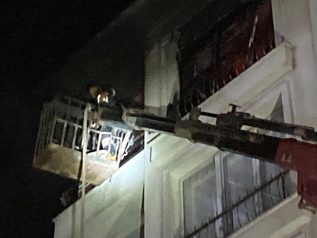 Lapseki’de 5 katlı apartmanda yangın paniği