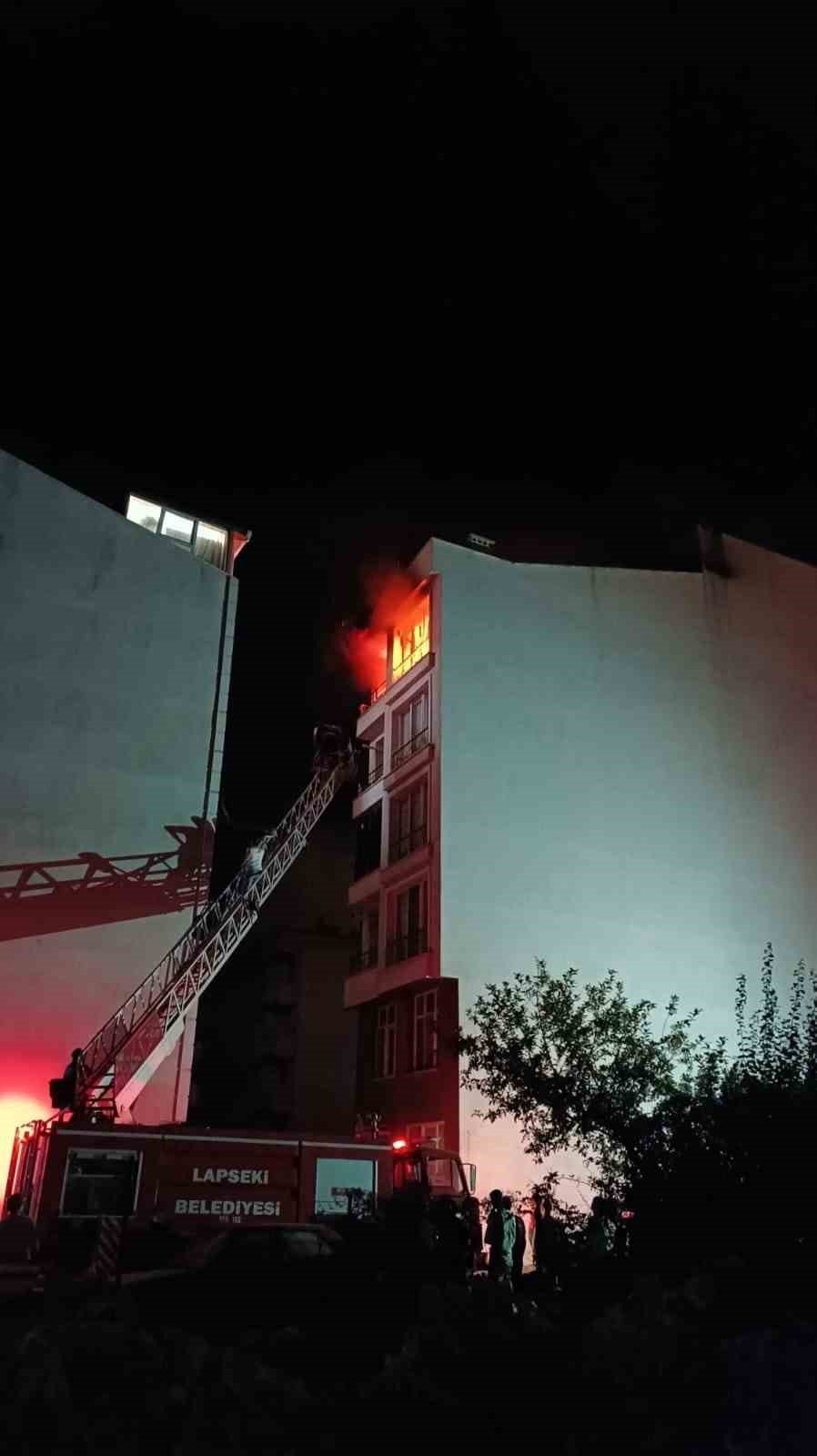 Lapseki’de 5 katlı apartmanda yangın paniği