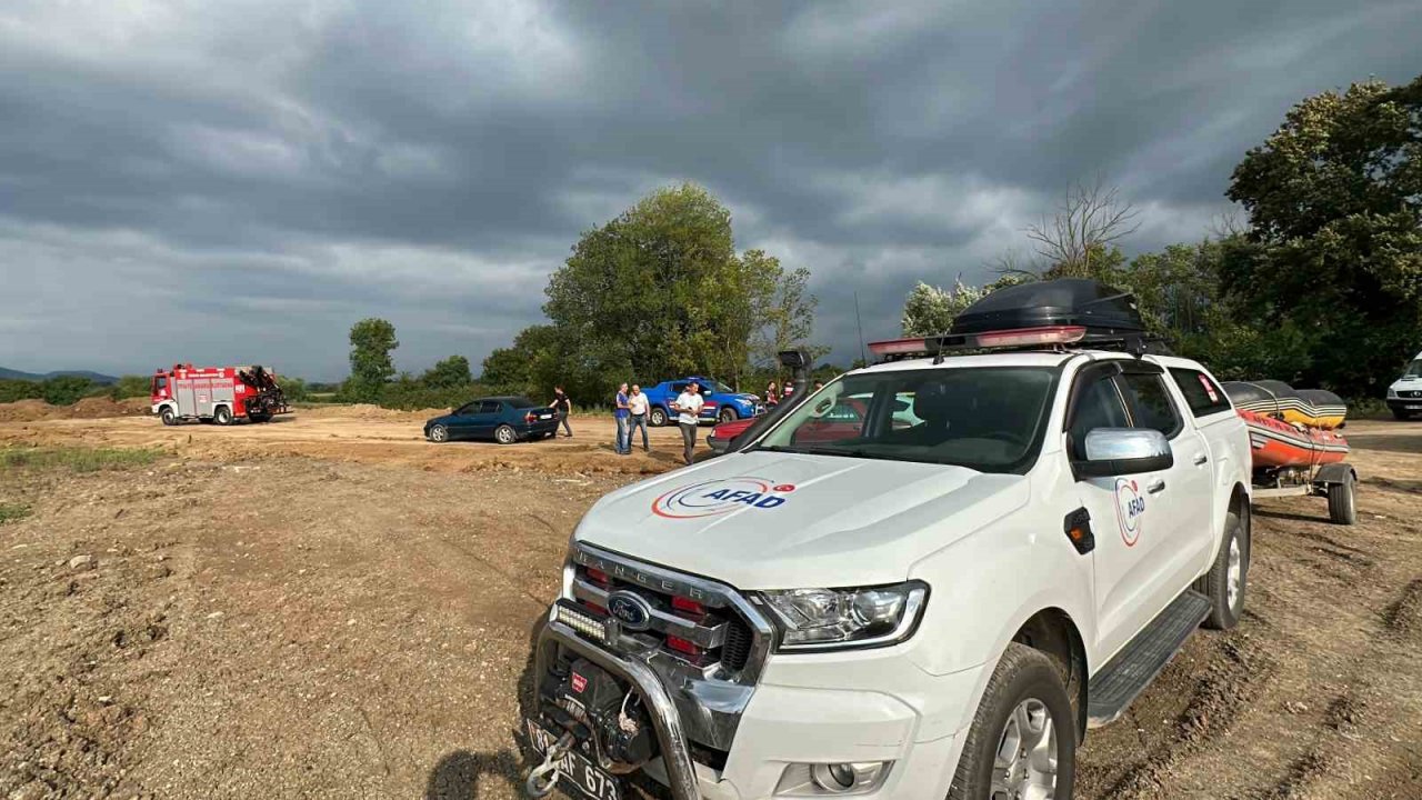 Balık tutarken Melen Çayı’na düştü, 3 kilometre sürüklenen şahsı ekipler kurtardı