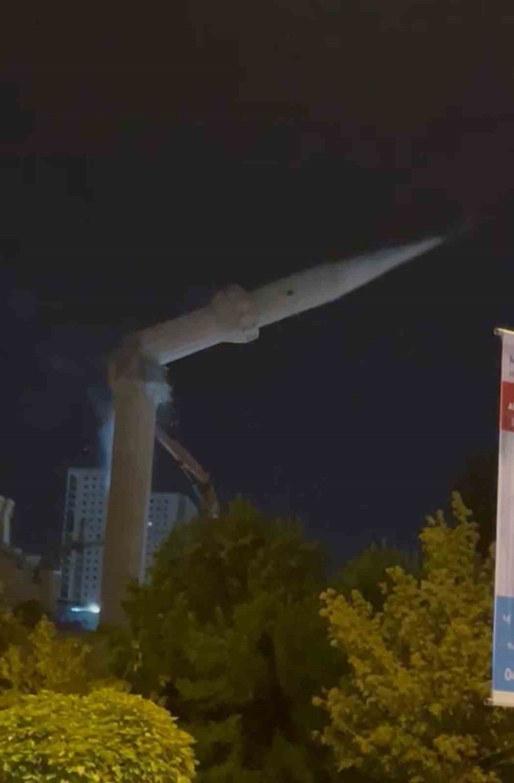 Depremde hasar alan cami minaresi yıkıldı