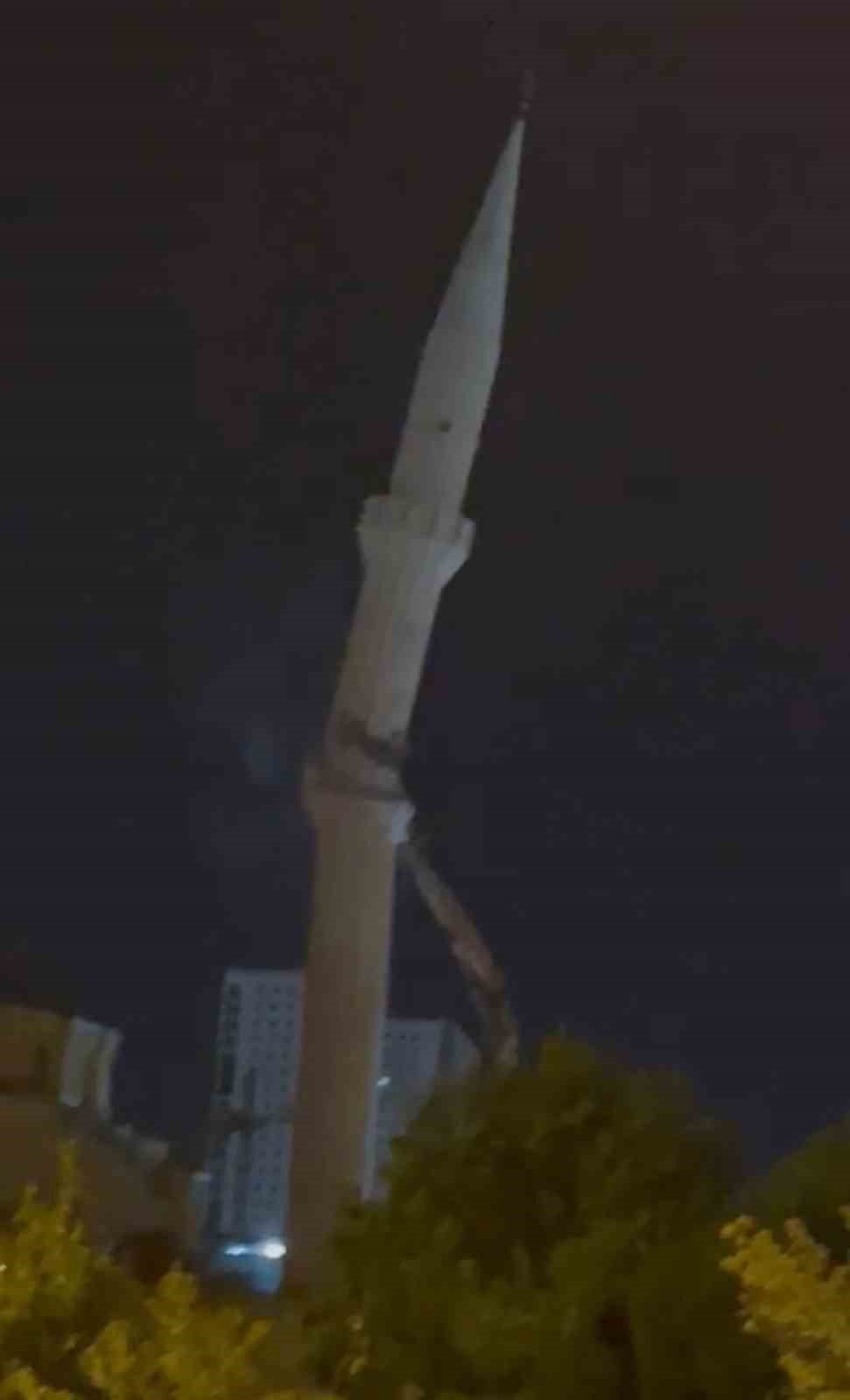 Depremde hasar alan cami minaresi yıkıldı