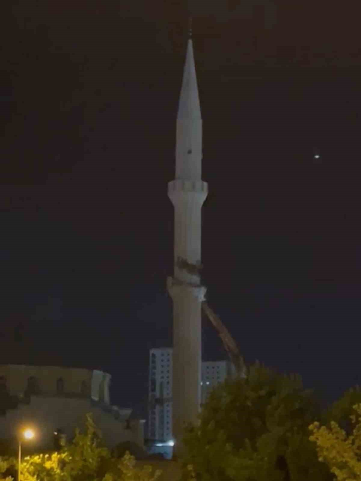 Depremde hasar alan cami minaresi yıkıldı