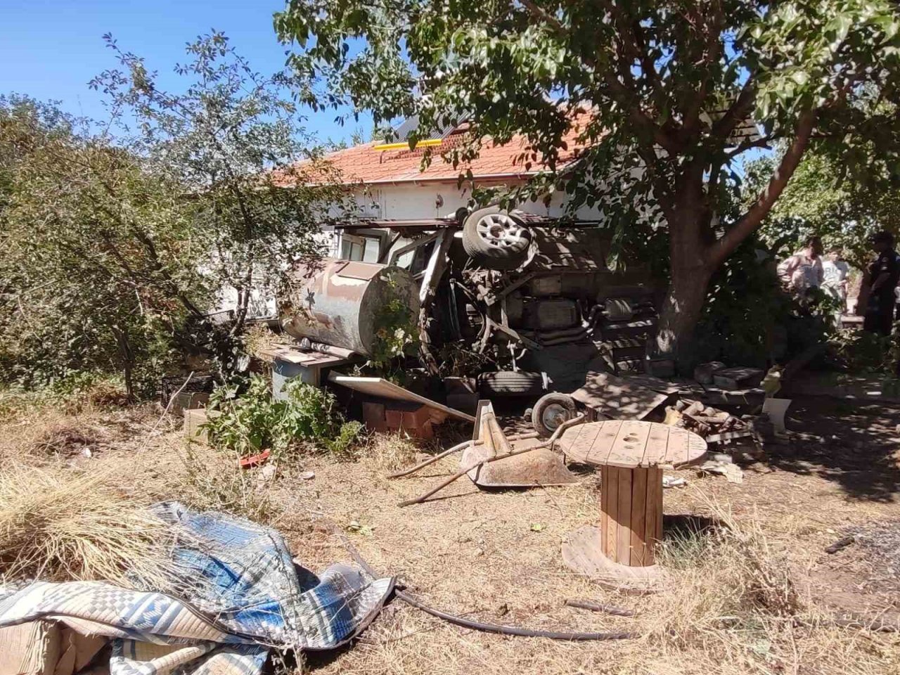 Elazığ’da otomobil bahçeye uçtu: 8 yaralı