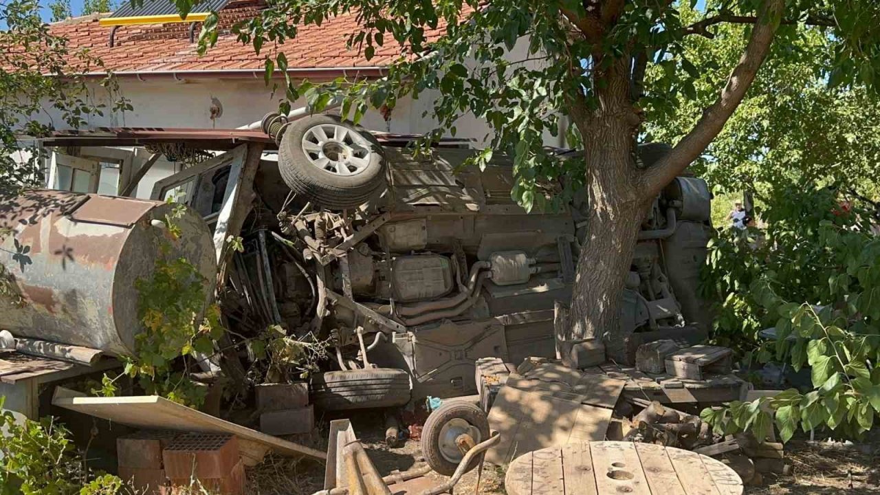 Elazığ’da otomobil bahçeye uçtu: 8 yaralı