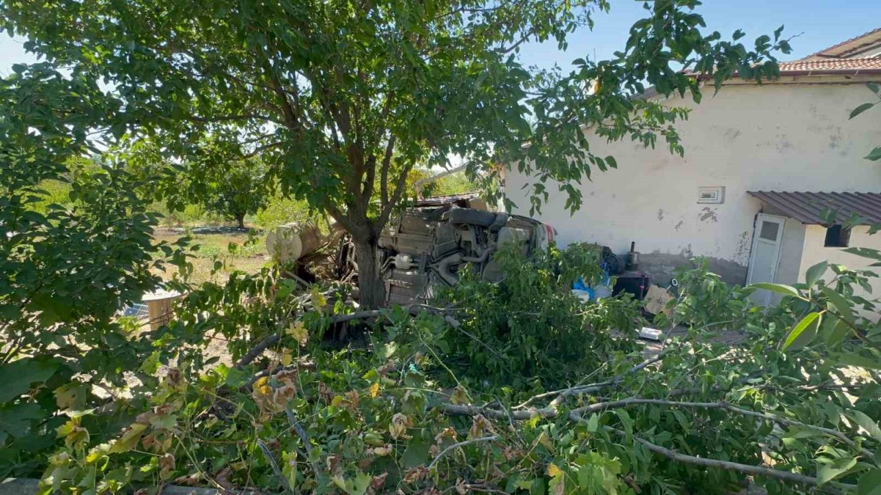 Elazığ’da otomobil bahçeye uçtu: 8 yaralı