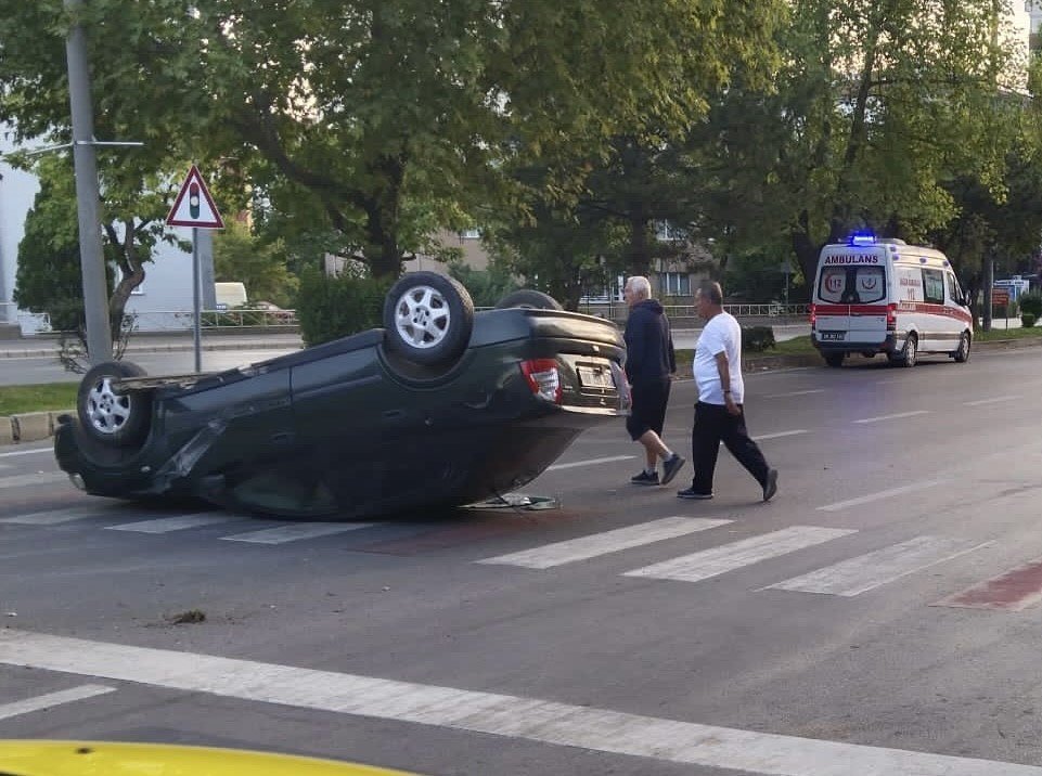 Takla atan araç içinde kalan sürücüyü çevredeki vatandaşlar kurtardı