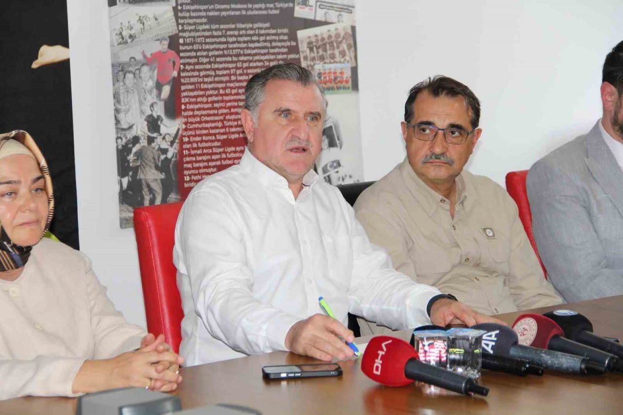 Bakan Bak: “Eskişehirspor’un mazisindeki günlere dönmesi için destek vereceğiz”