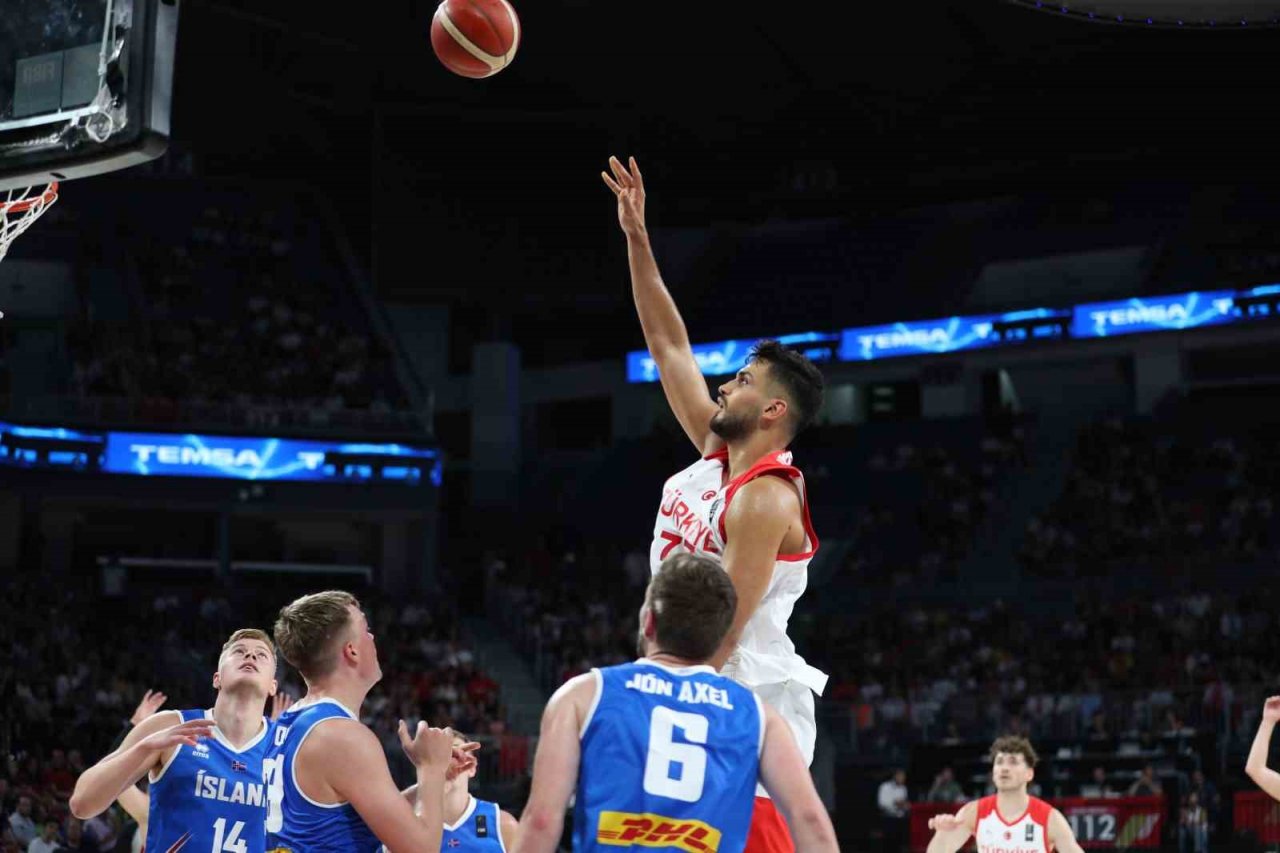 12 Dev Adam galibiyetle başladı