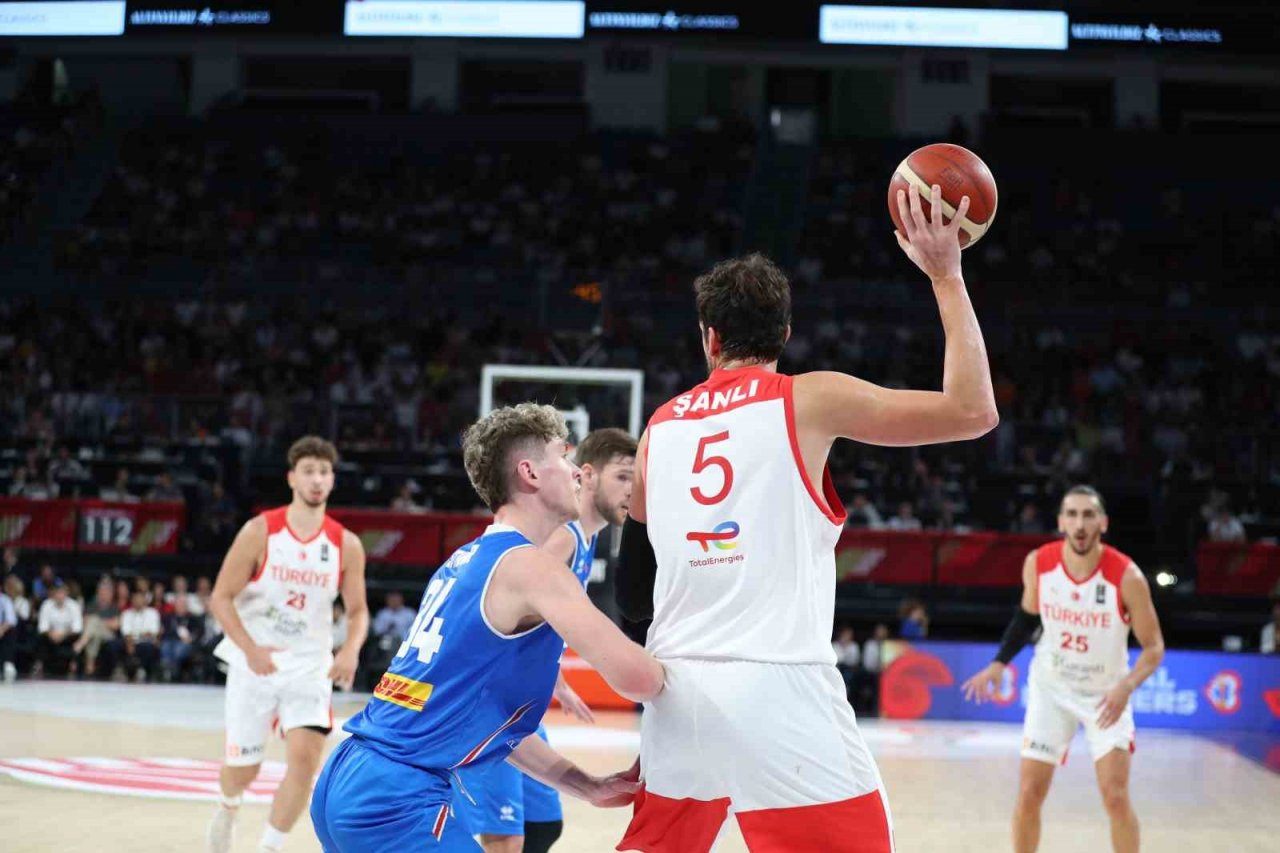 12 Dev Adam galibiyetle başladı