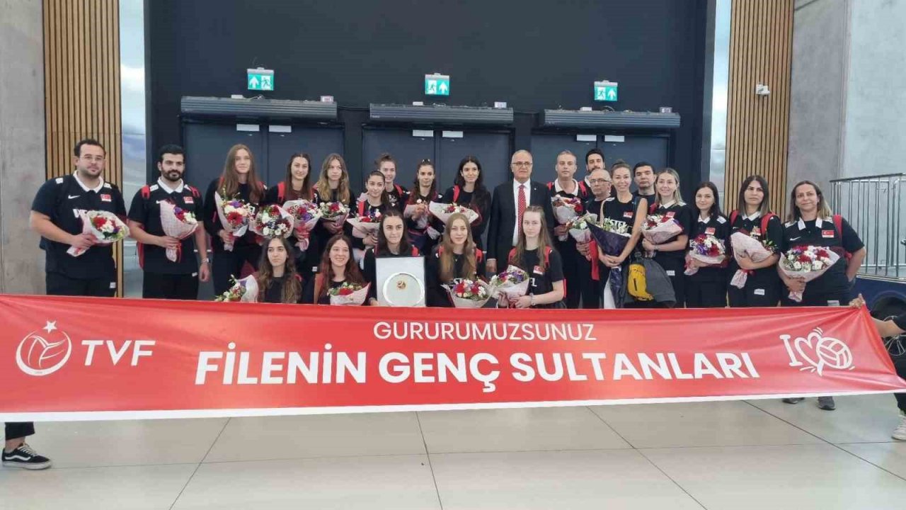 Dünya ikincisi olan U19 Kız Voleybol Milli Takımı, yurda dönüş yaptı