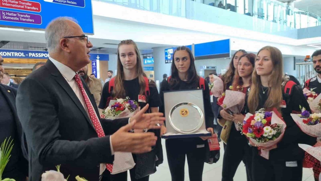 Dünya ikincisi olan U19 Kız Voleybol Milli Takımı, yurda dönüş yaptı