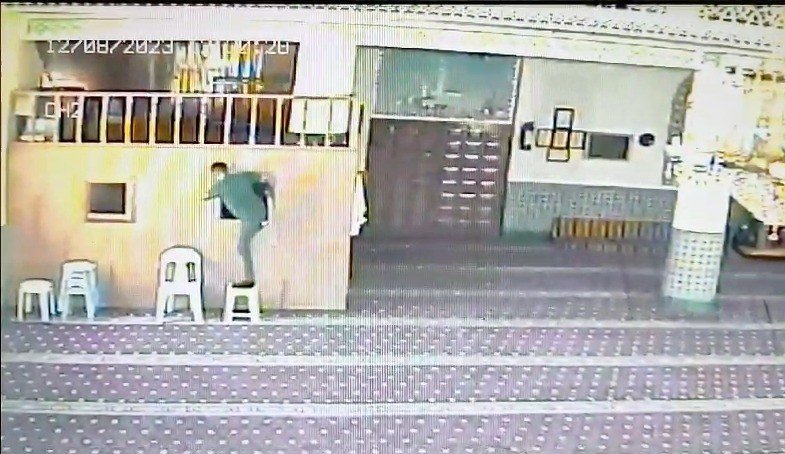 34 yıl kesinleşmiş cezası bulunan hırsız önce kameraya sonra polise yakalandı