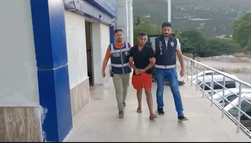 34 yıl kesinleşmiş cezası bulunan hırsız önce kameraya sonra polise yakalandı