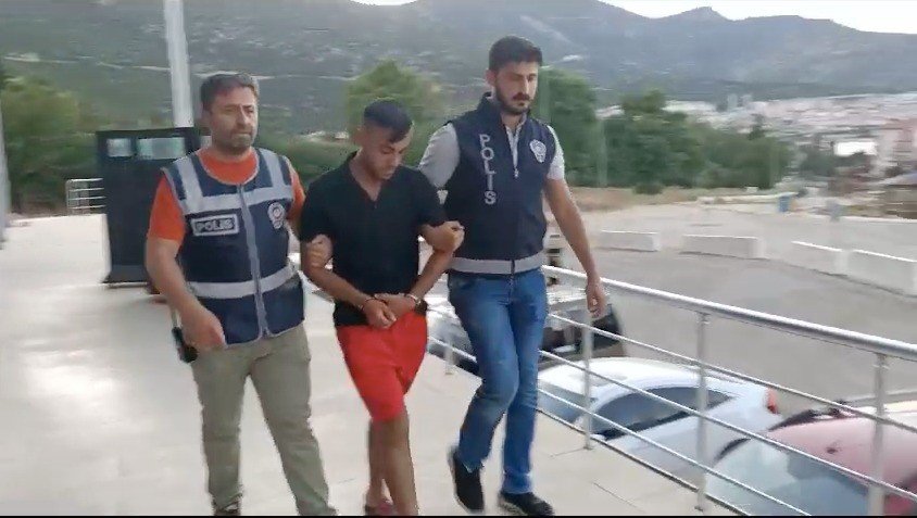 34 yıl kesinleşmiş cezası bulunan hırsız önce kameraya sonra polise yakalandı