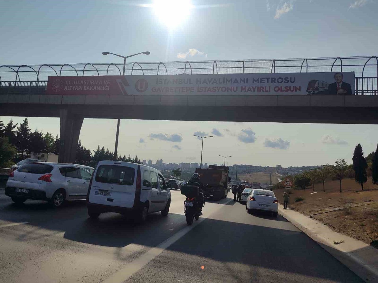 TEM Otoyolu’nda üst geçitten atlayan vatandaş feci şekilde can verdi