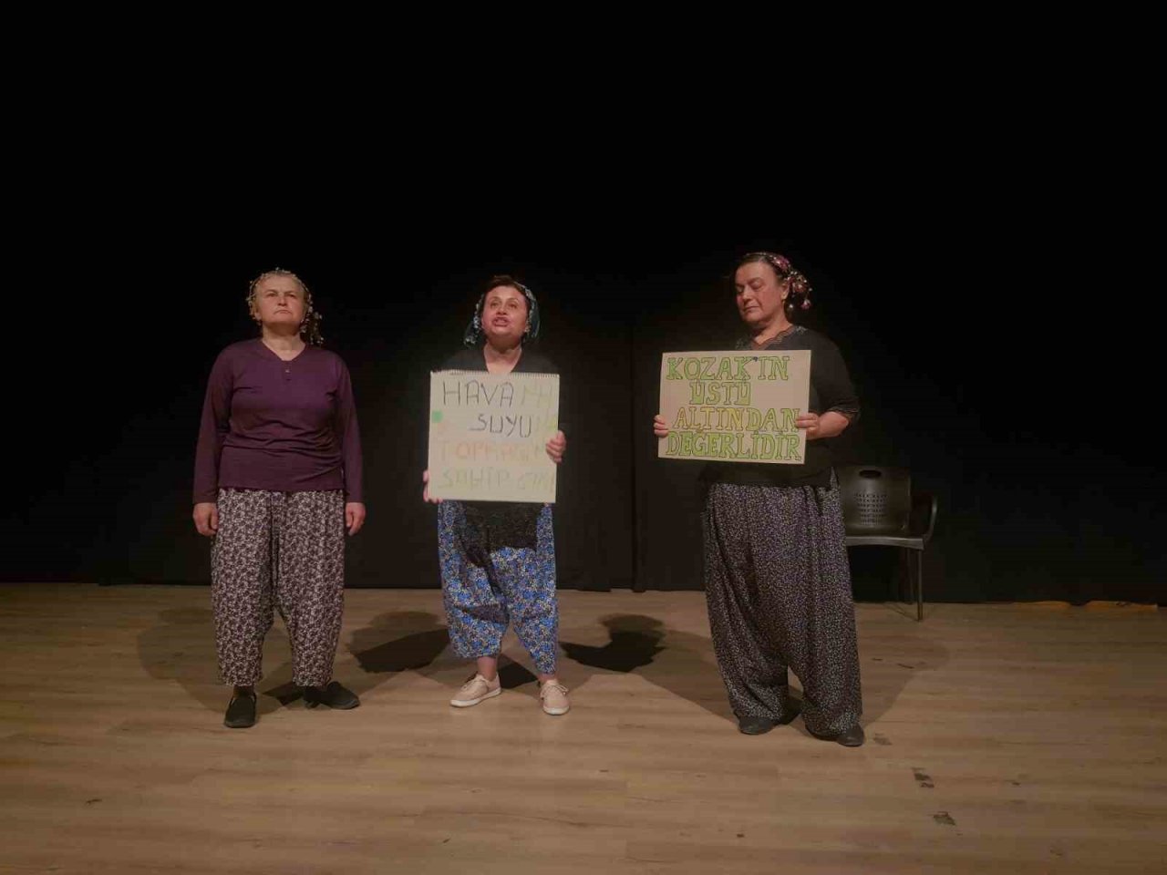 Bergamalı köylü kadınlardan tiyatro gösterisi