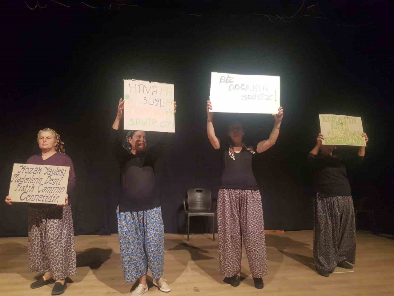 Bergamalı köylü kadınlardan tiyatro gösterisi