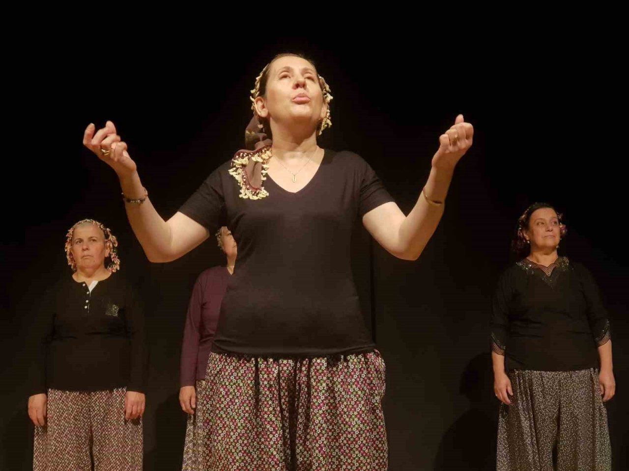 Bergamalı köylü kadınlardan tiyatro gösterisi