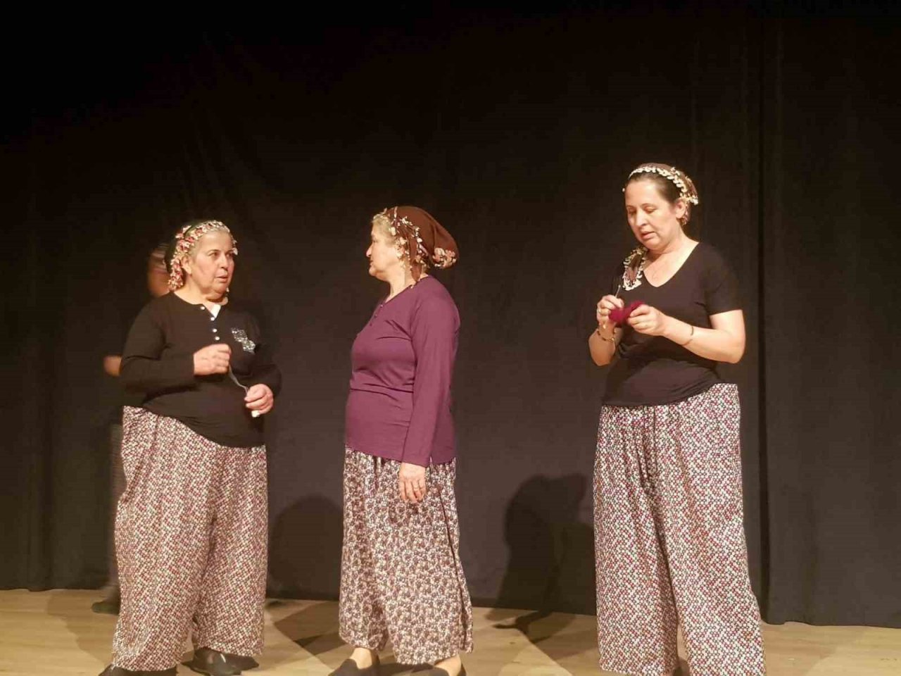 Bergamalı köylü kadınlardan tiyatro gösterisi