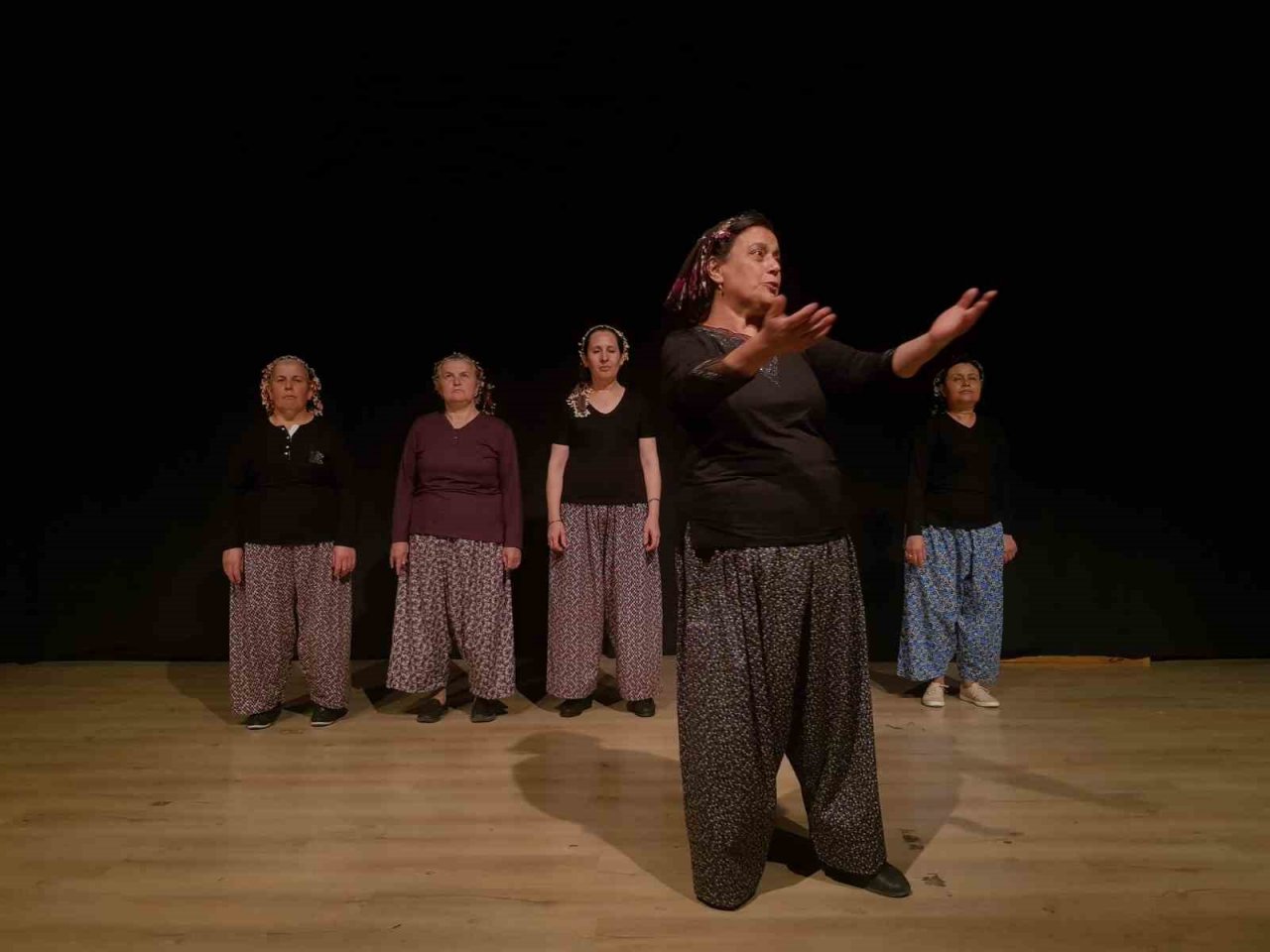 Bergamalı köylü kadınlardan tiyatro gösterisi