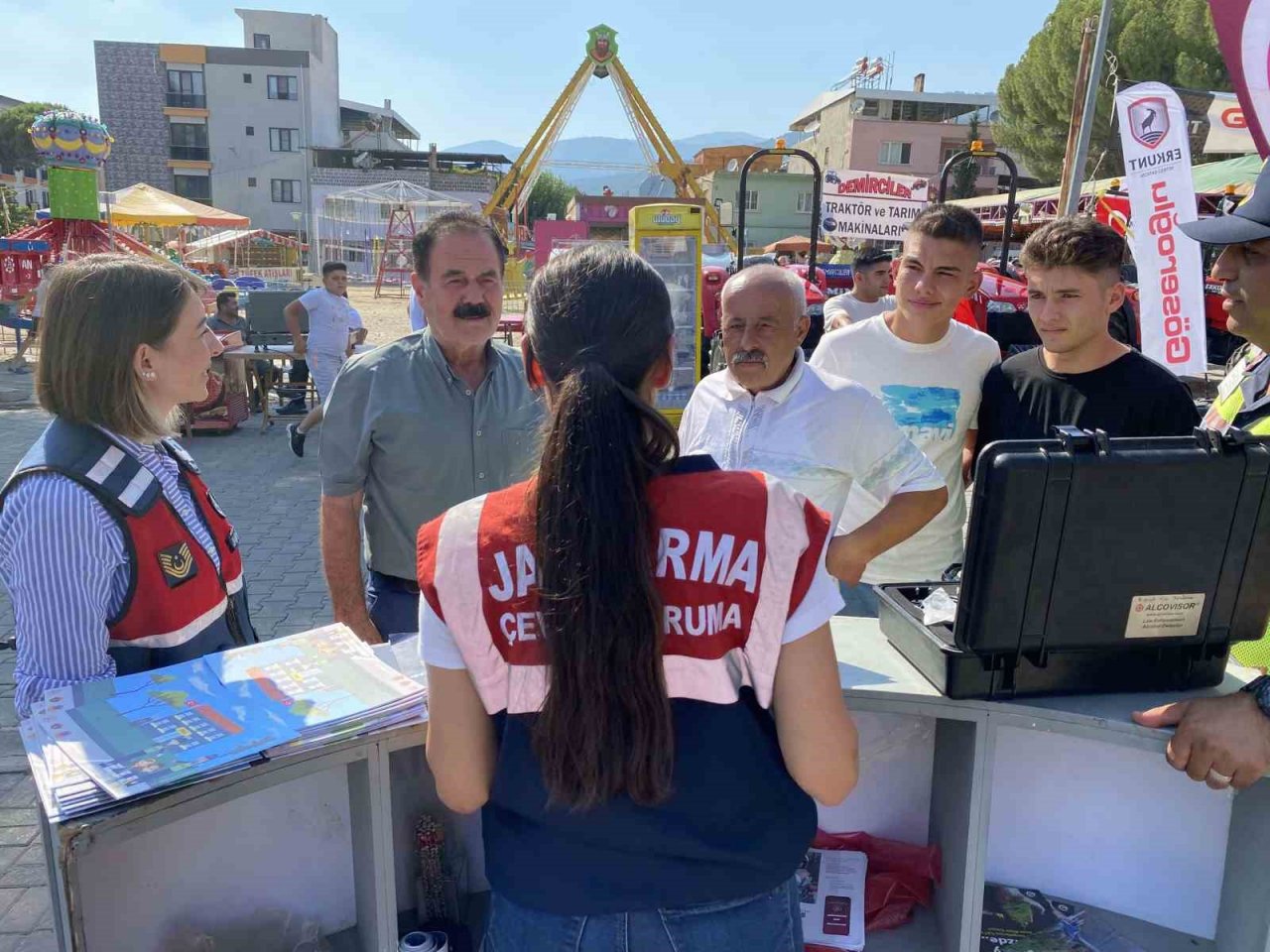 Jandarma ekipleri festivalde vatandaşları bilgilendirdi