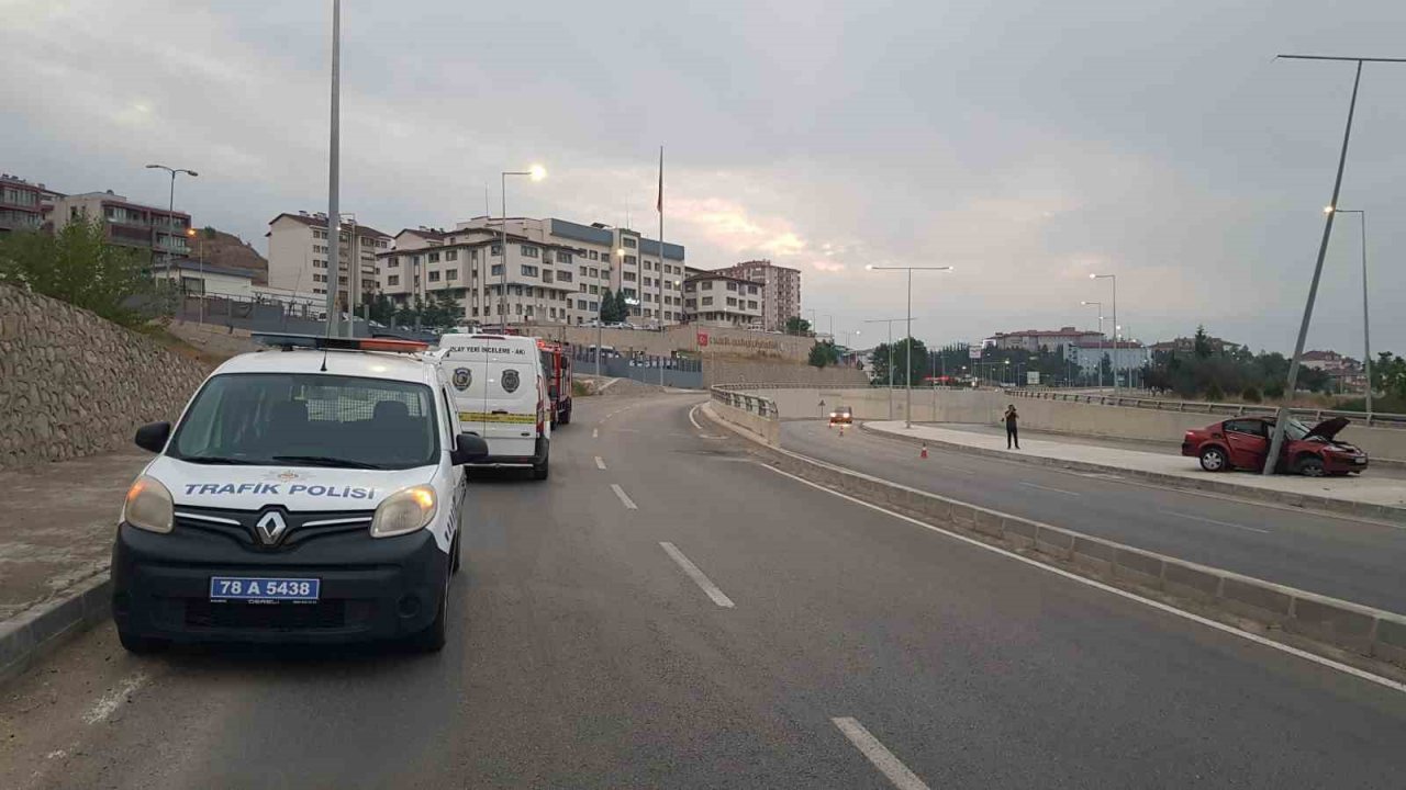 Aydınlatma direğine çarpan otomobil sürücüsü hayatını kaybetti