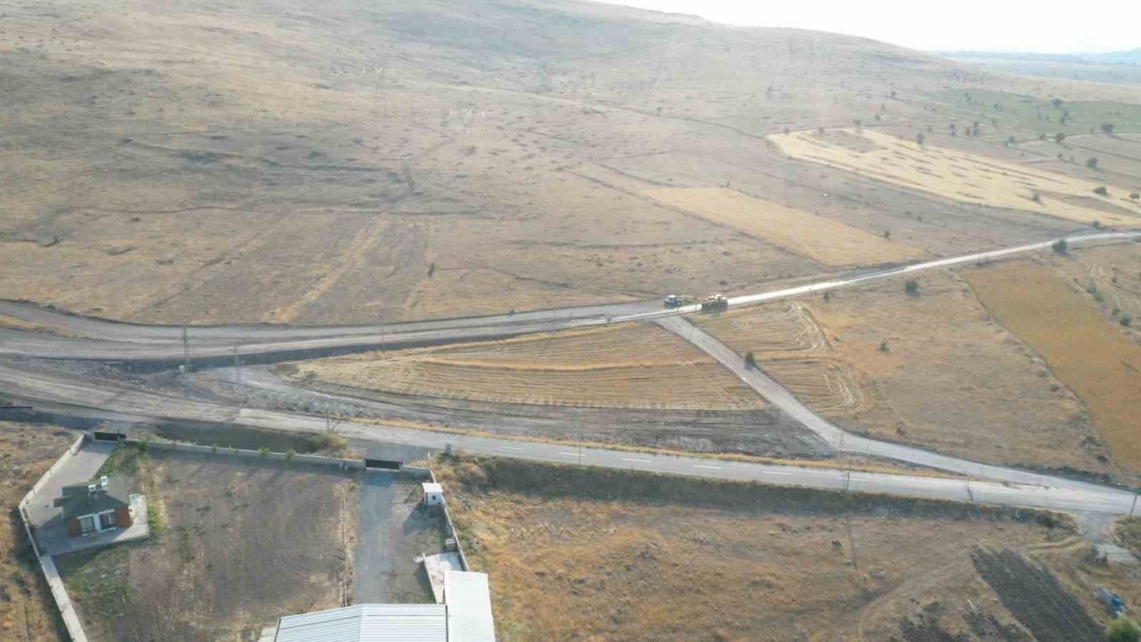 Çevril - Taşhan Arasındaki Yolda Asfalt Çalışması Başladı