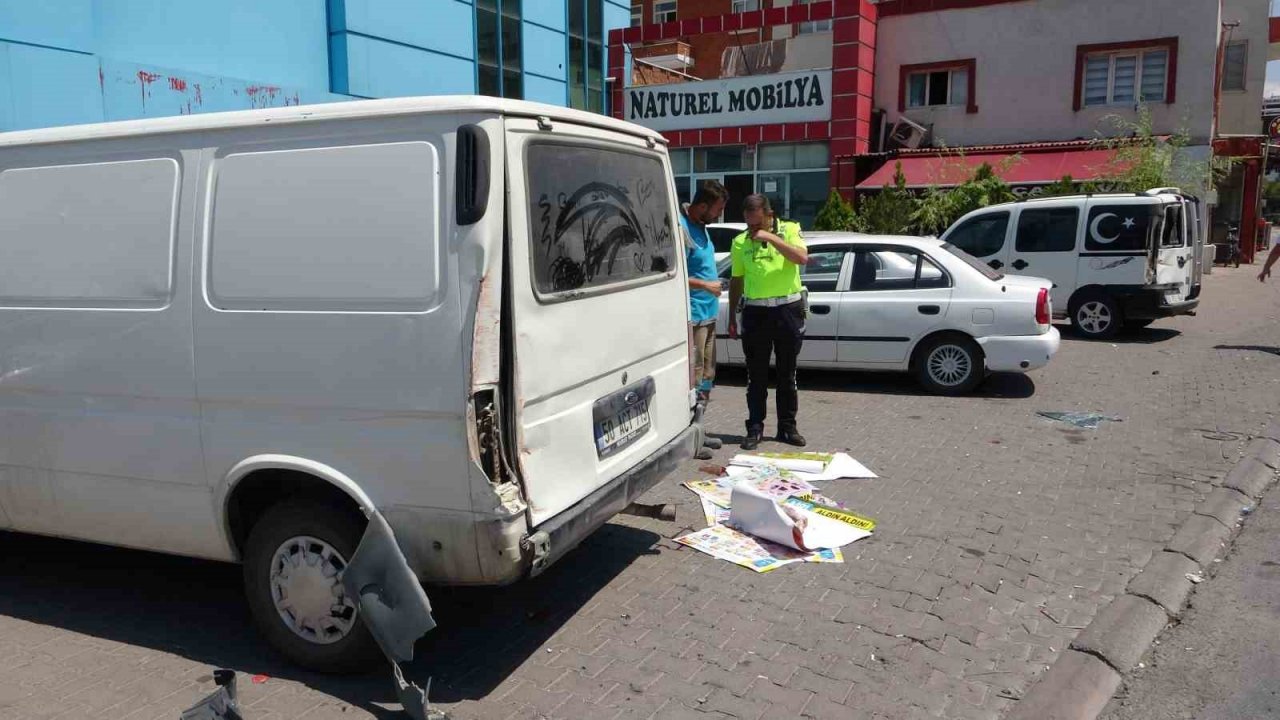 Freni patlayan kamyonet önce 4 araca, ardından yayaya çarptı