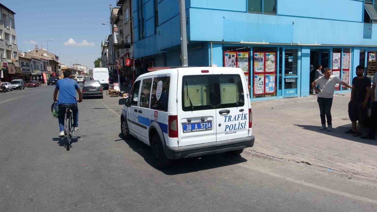 Freni patlayan kamyonet önce 4 araca, ardından yayaya çarptı