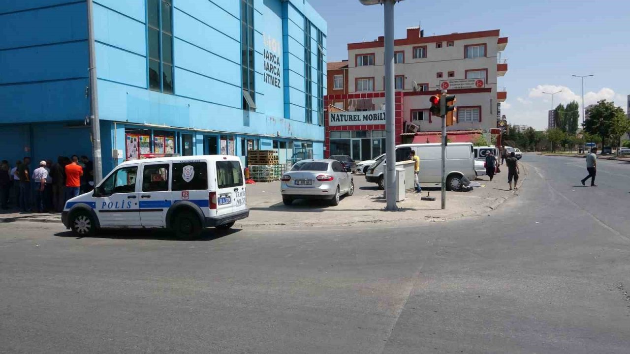 Freni patlayan kamyonet önce 4 araca, ardından yayaya çarptı