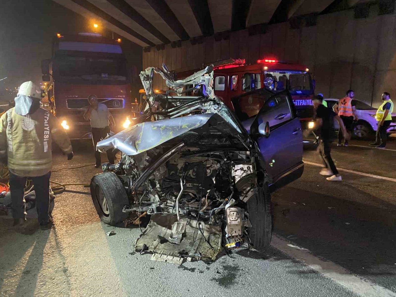 TEM’de makas atan sürücü kamyona çarptı: 1’i ağır 2 yaralı