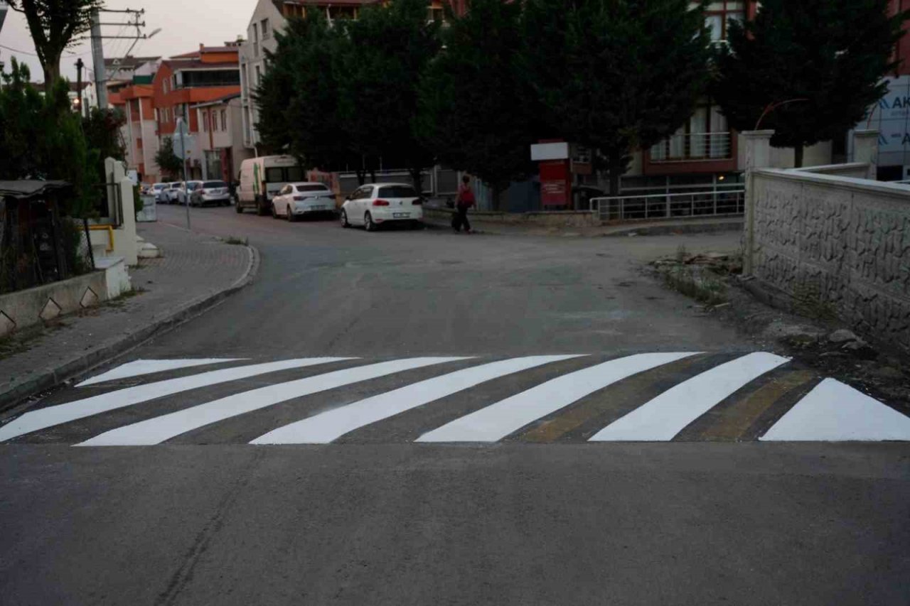 Yaya ve sürücülerin güvenliği için hız kesici kasisler yapılıyor