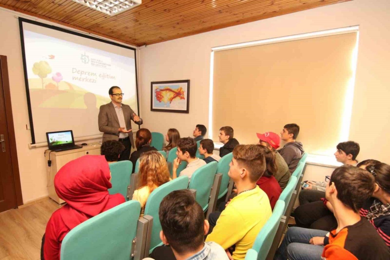 Gerçeği aratmayan deprem tatbikatıyla 100 bin kişiye eğitim verildi