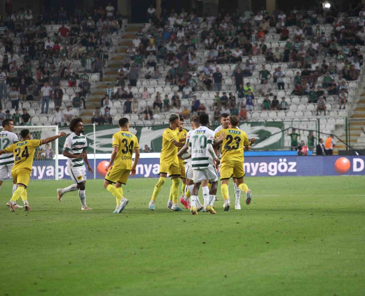 Konyaspor - İstanbulspor maçının son dakikalarında tartışma çıktı