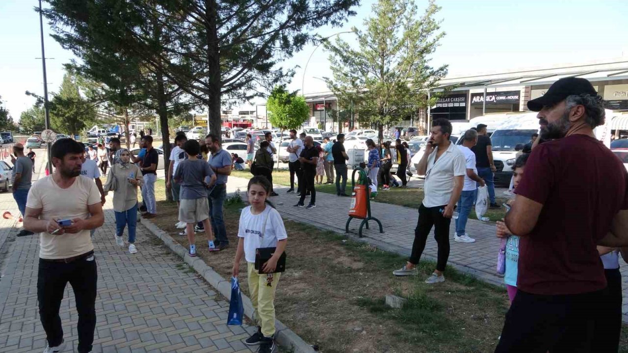 Malatya’da iki depremin ardından vatandaşlar sokağa döküldü