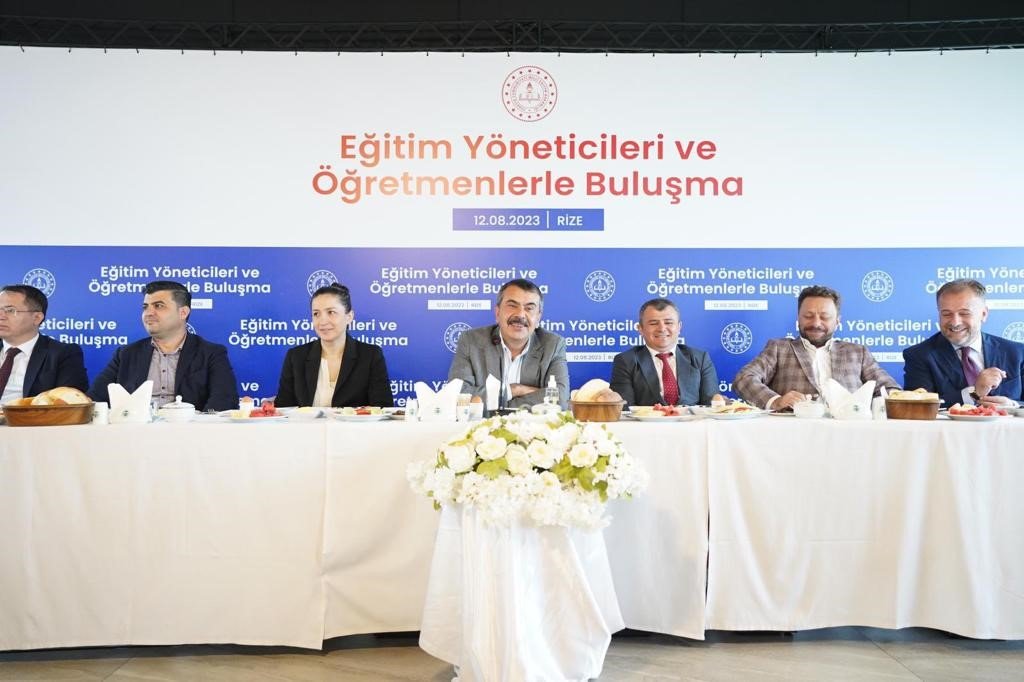 Milli Eğitim Bakanı Yusuf Tekin Rize’de öğretmenlerle buluştu