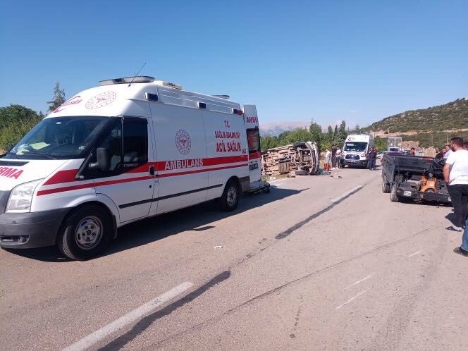 Isparta’da minibüs ile pat pat çarpıştı: 1 ölü, 12 yaralı